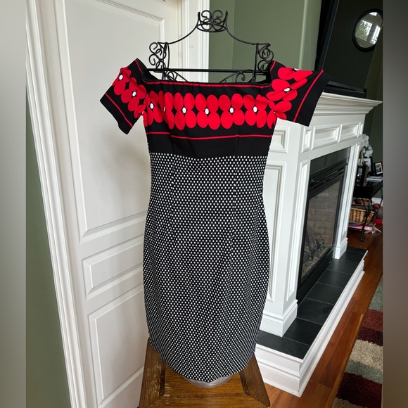 Frank Lyman US size 6, & off the shoulders. It’s lightweight & stretchy. - Picture 1 of 5